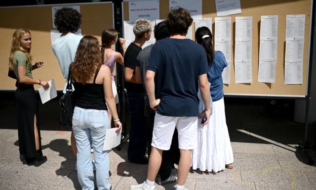 Jeunes étudiants consultant des panneaux d’information et d’orientation sur les formations professionnelles.